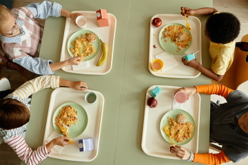 photo of kids eating lunch at school